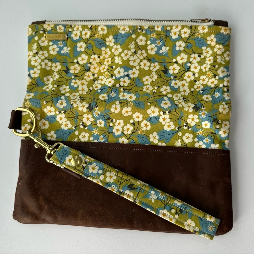 Handmade Durable WRISTLET Clutch 9” X 5” Soft LEATHER & CLOTH Dogwood Floral USA - Picture 4 of 10
